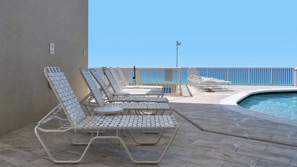 2BR Gulf Front Condo w/ Pool, Gym, Hot Tub + Free Attraction Tickets!