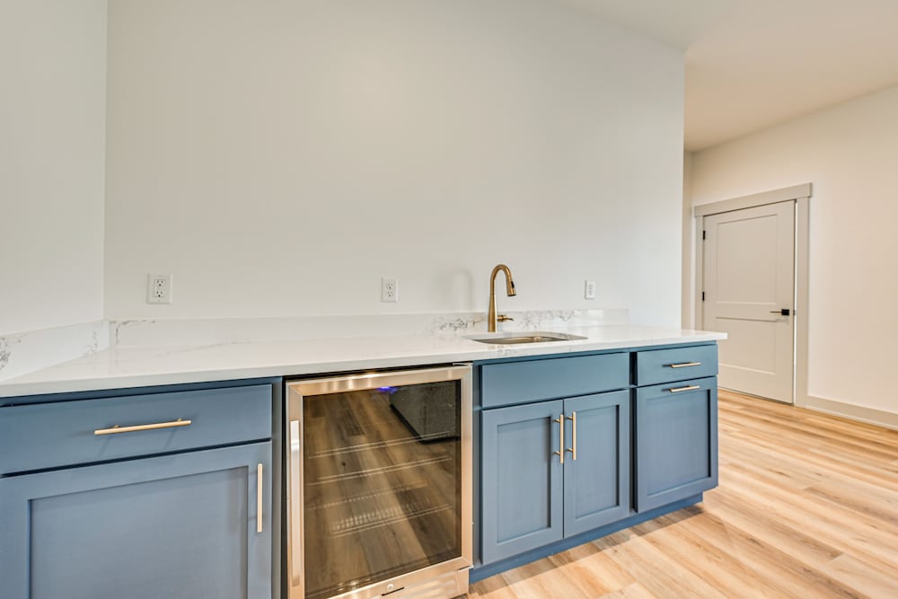 Nolin Lake Views: Spacious Home in Clarkson!
