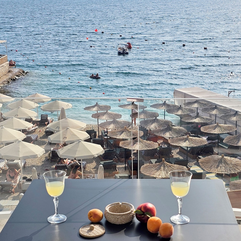 Ares Beachfront Luxury Rooms