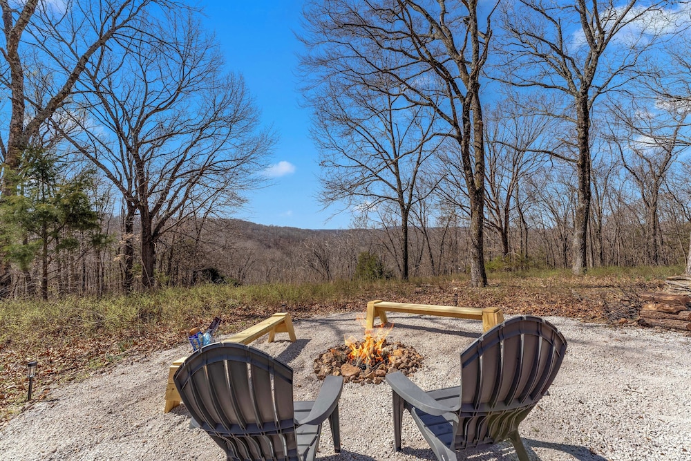 5 Mi to Beaver Lake: Family Cabin w/ Game Room