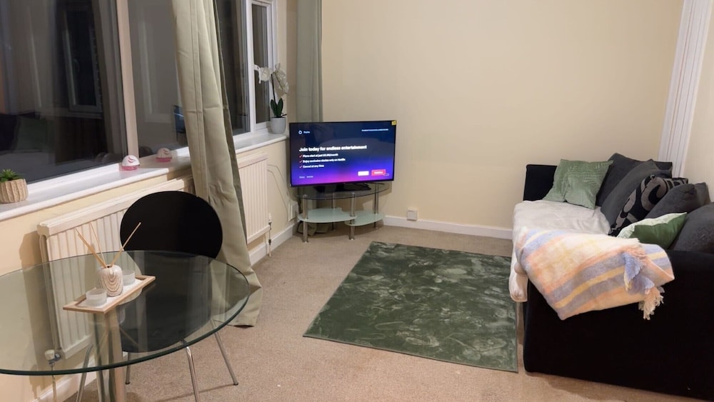 Modern Apt - City Views - Parking - Sleeps 3
