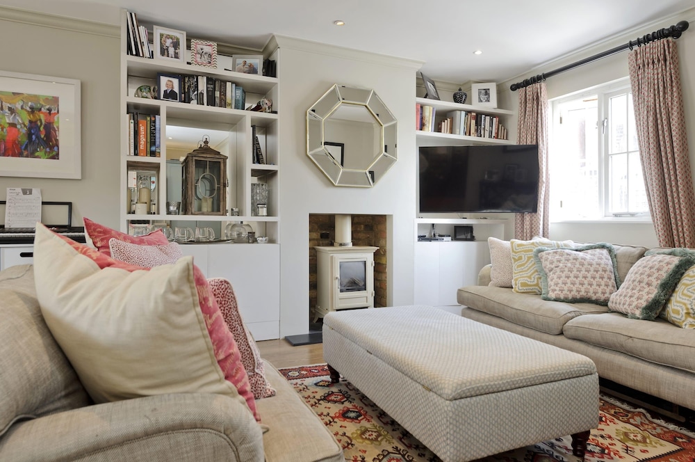 Delightful 3-bed Family Home Bayswater