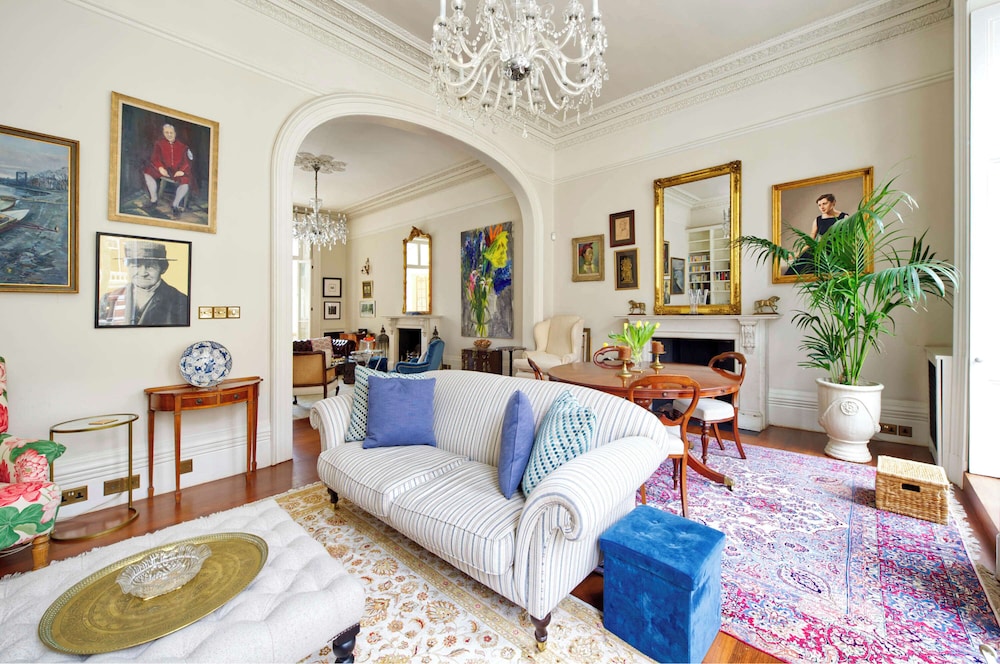 Grand 2 Bedroom Flat, Kensington