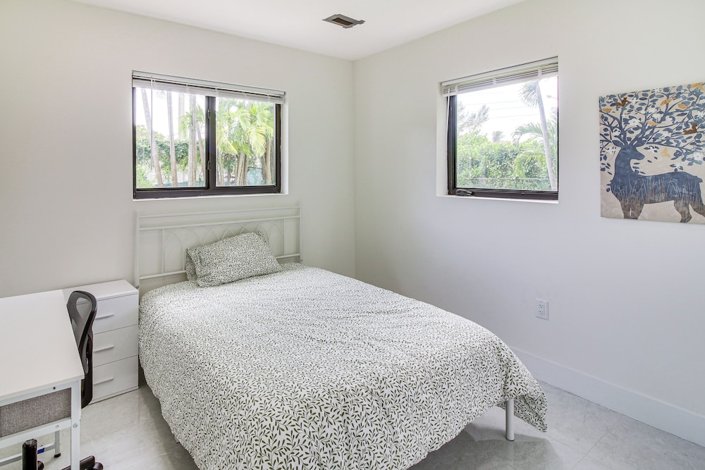 5 Mi to Beach: Group Getaway w/ Yard in Miami