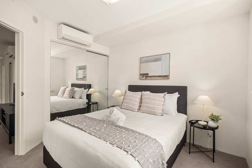 Chic West End Stay With Gym & Pool Access