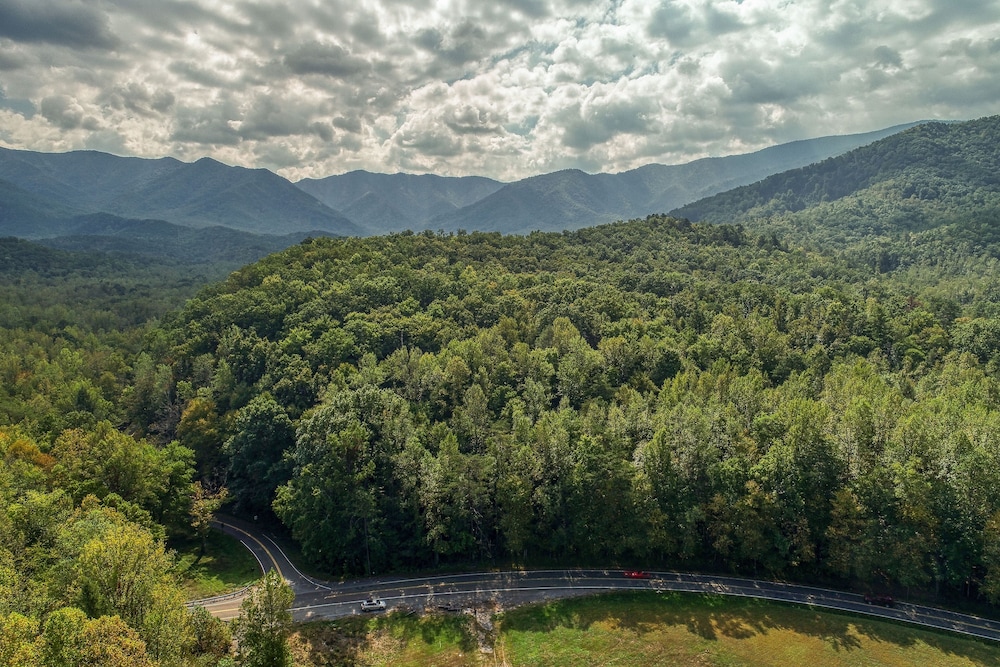 Elk Run On Cosby Creek - 2 Bedrooms, 2 Baths, Sleeps 7 Cabin by RedAwning