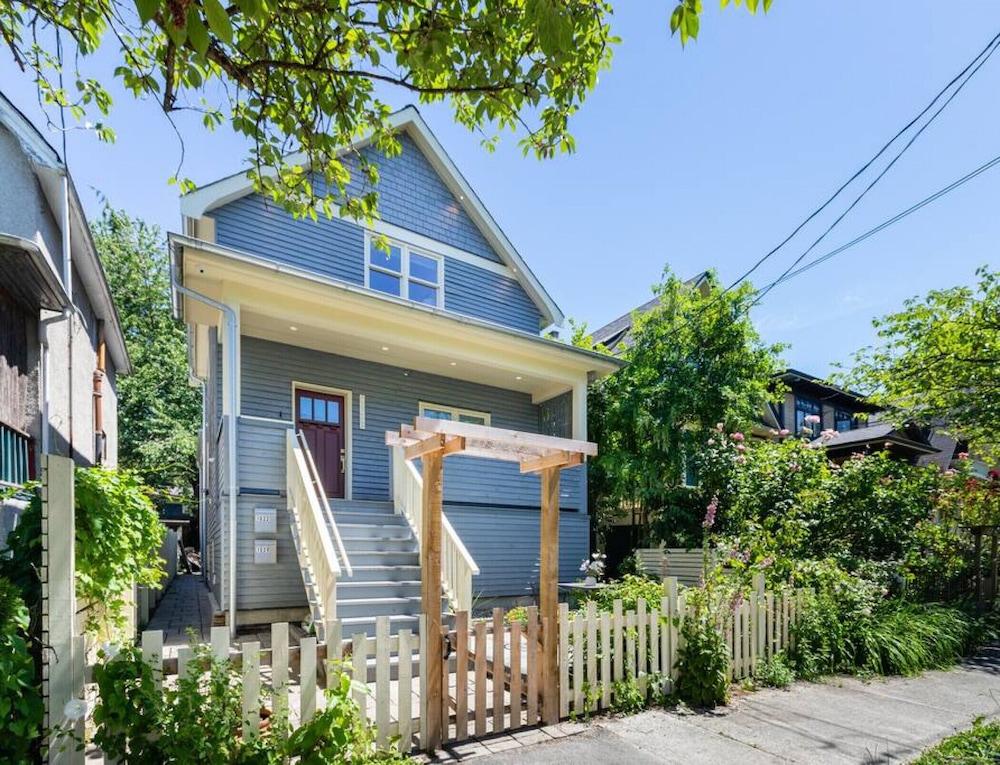 Commercial Drive New 3 Bdrm Home 2 Flex Rooms -5 min to Downtown 22km Seawall