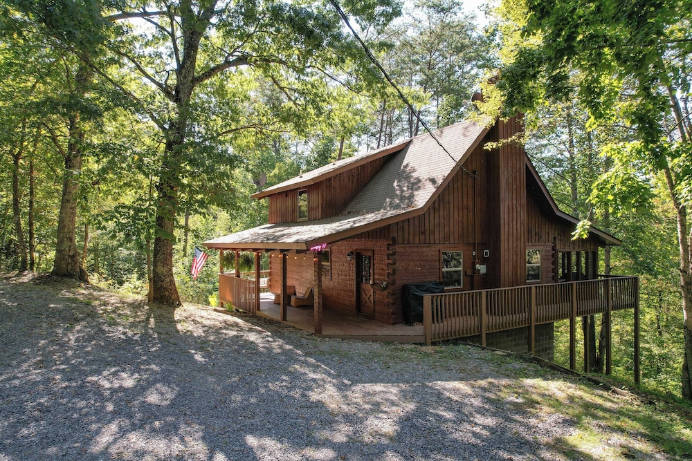 Sleeps 20 3 Cabins w/ Hot Tubs, Game Room, Fire Pit Dudley Trio by Avantstay