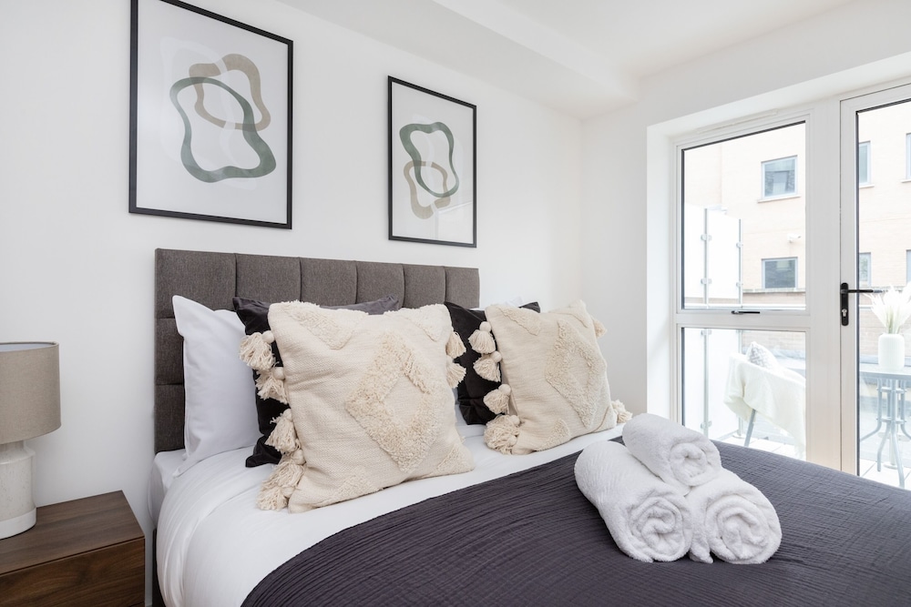 Modern 1BR with Balcony by Soho