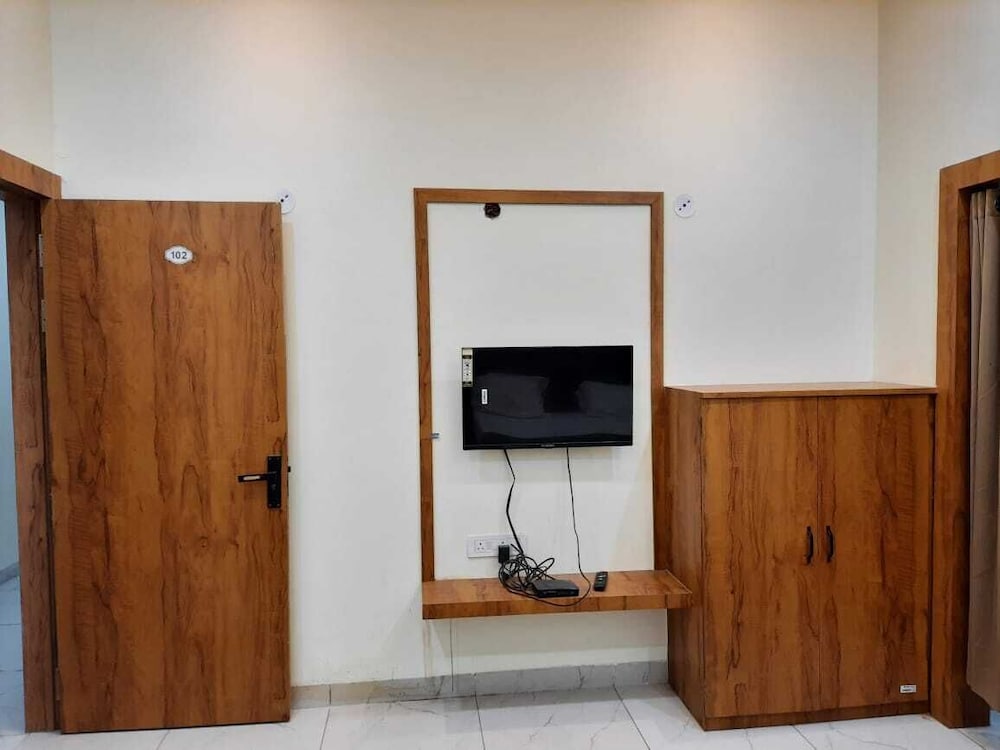 Hotel G R Inn near Temple & Rail Station