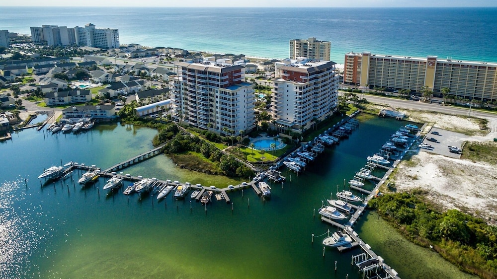 Harbor Landing 201a 3 Bedroom Condo by RedAwning