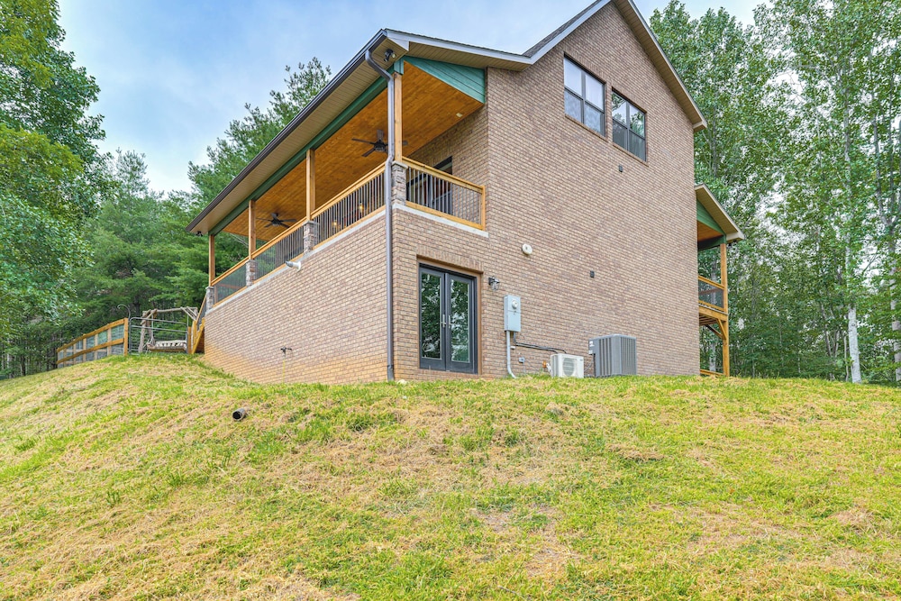 Long-range Views: Blue Ridge Mtn Cabin w/ 3 Decks