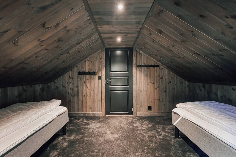 Modern Mountain Cabin - Outdoor Hot Tub - 8 Beds
