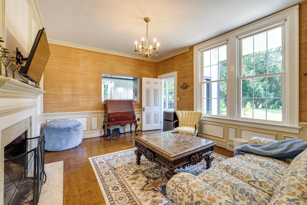 Home on Sprawling Estate, 6 Mi to Dtwn Spartanburg