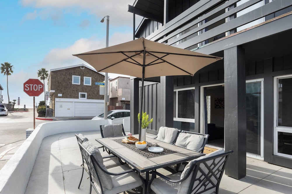 Sandy by Avantstay Oceanview, Steps to Beach Patio w/ Fire Pit + Dining Area