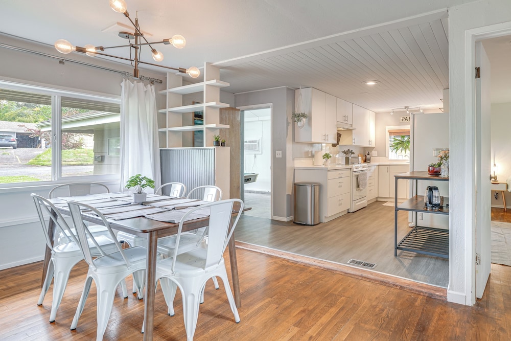 1 Mi to UO Campus - Family Home w/ Pool Table!