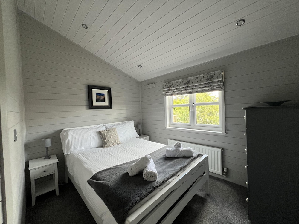 Holly Blue - Cosy Wooden Lodge, Kippford view 4