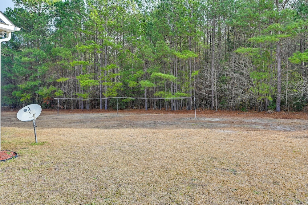 9 Mi to Dtwn: Greenville Home w/ Screened Patio!