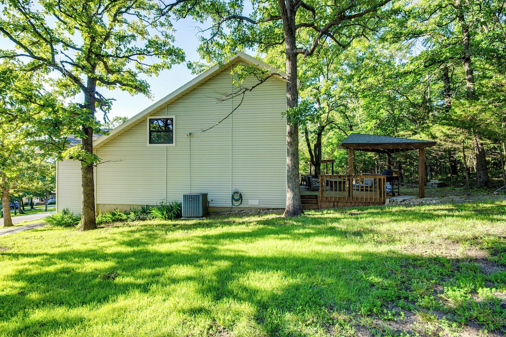 Walk to Pomme de Terre Lake: Pet-friendly Escape