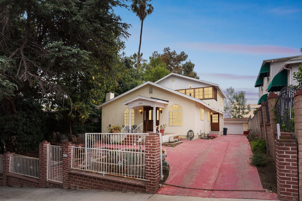 Russell House Near Hollywood & Griffith Park 3 Bedroom Home