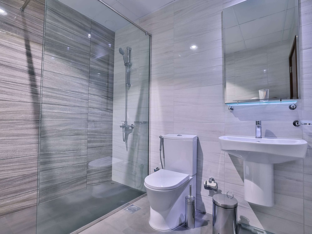 Luxe Apartments Near Dubai Mall, Burj Khalifa - Pool, Gym, & Parking