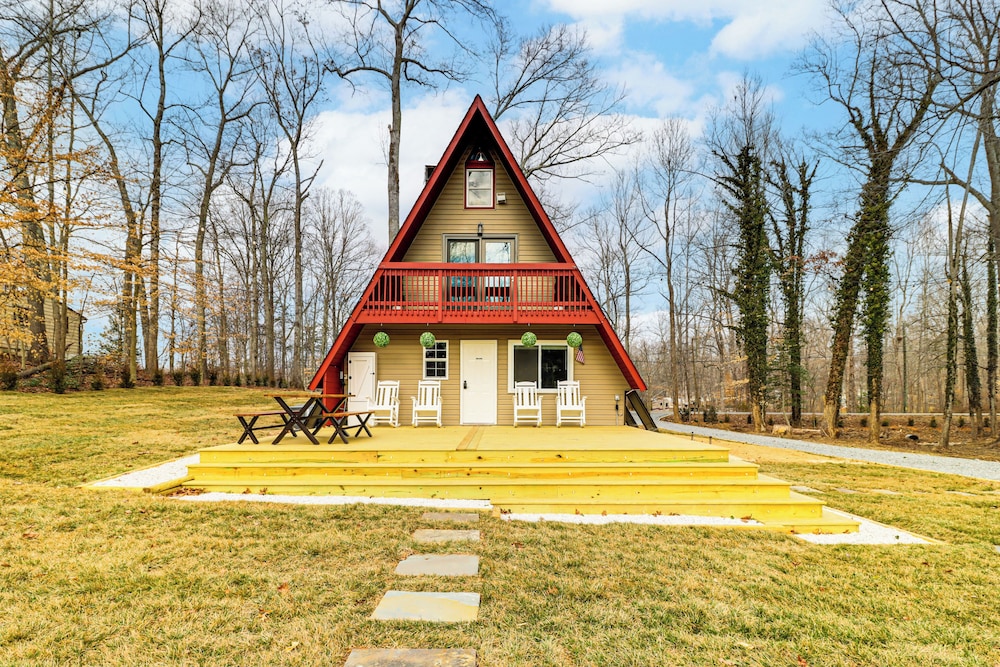 Hot Tub, Fire Pit & Patio: A-frame Stafford Cabin