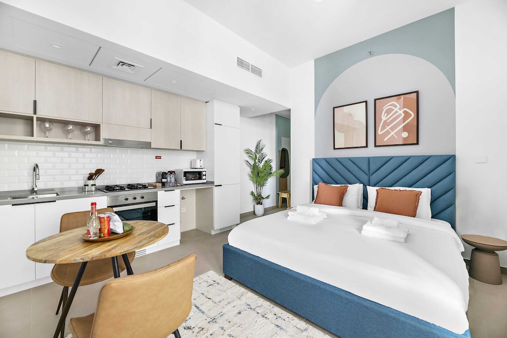 Silkhaus New Modern in JVC Convenient Location