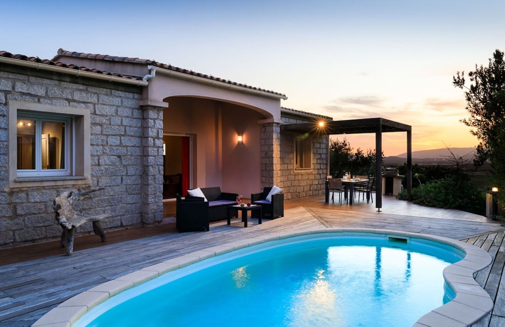 Villa Amelie With 2 Bedrooms and 2 Bathrooms