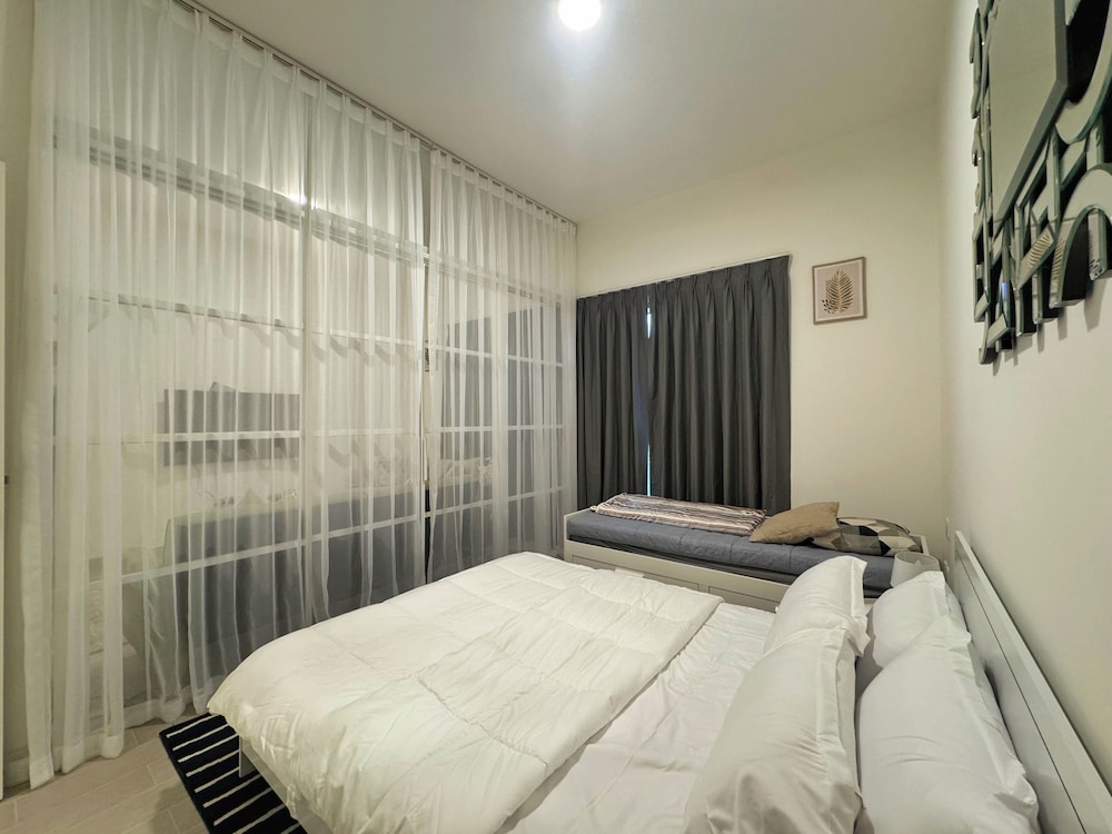 Central 1BHK in Dubai Hills. Burj View