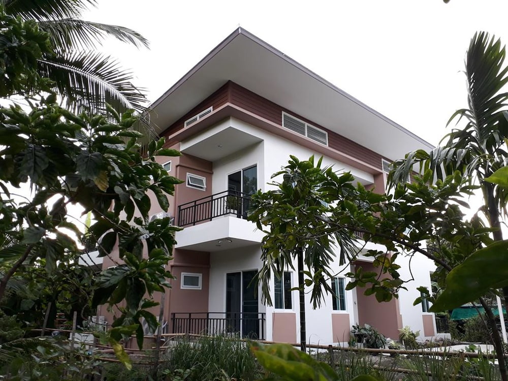 Hotel Baan Klangsuan Bang Korbua - Image 1