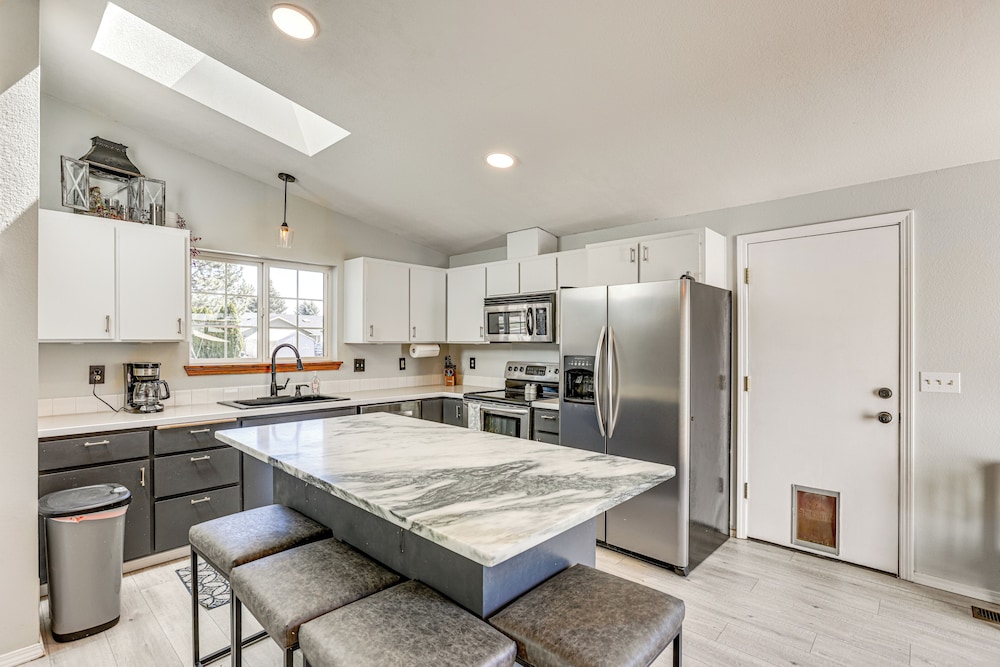 Family-friendly Home w/ Fire Pit in Bend!