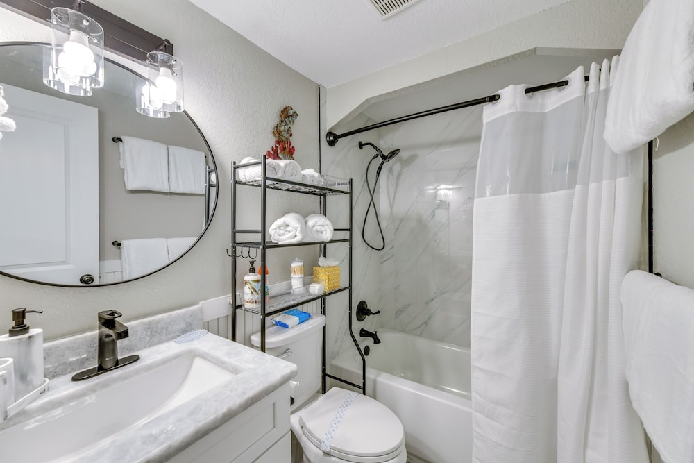 2 Blocks to Beach: Tropical Retreat in Anna Maria