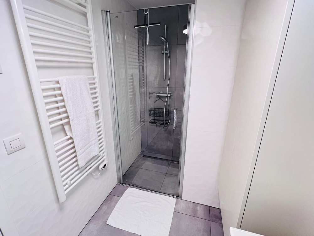 Lovely 1 bedroom flat w balcony&parking