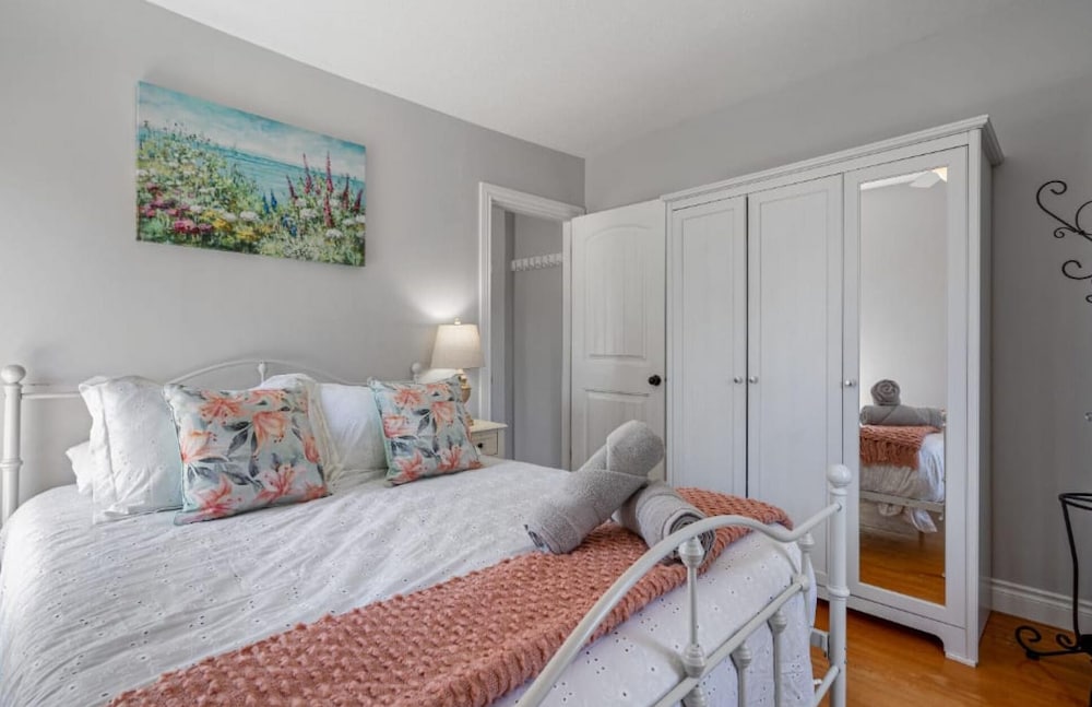 Cranbrook Vacations - Victorian Suite No Service Fees Heritage Home - Property Image 5