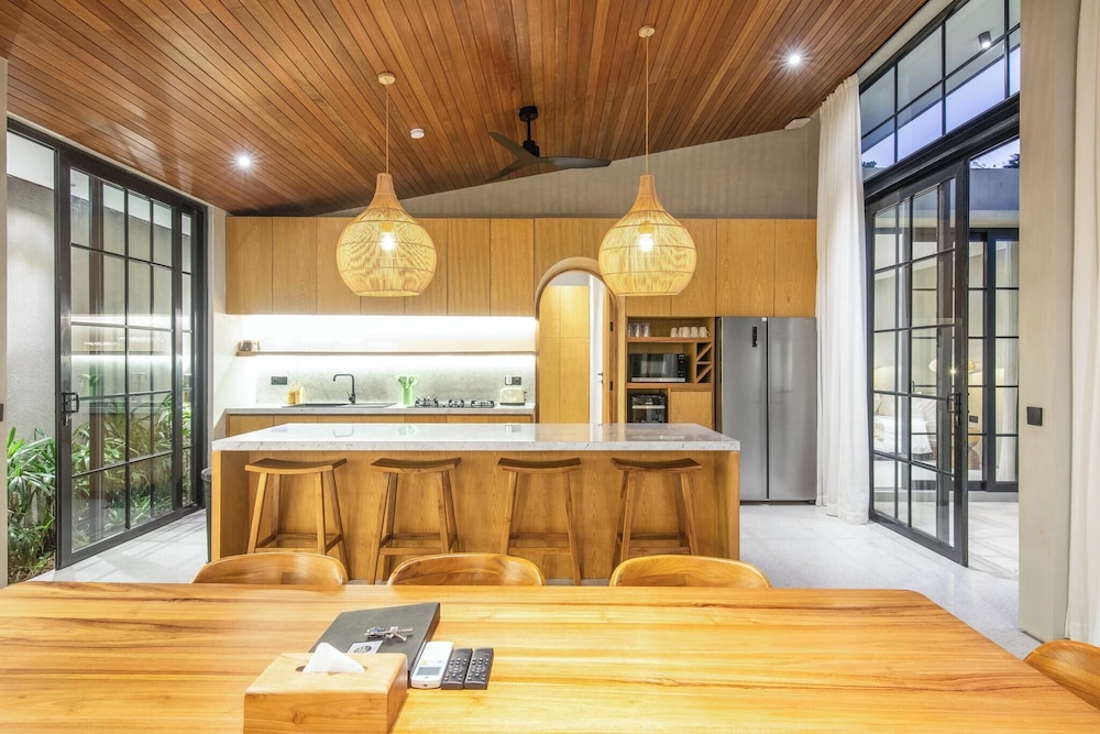 Stylish 5BR Boho Hideaway, 5 Minutes Bingin Beach