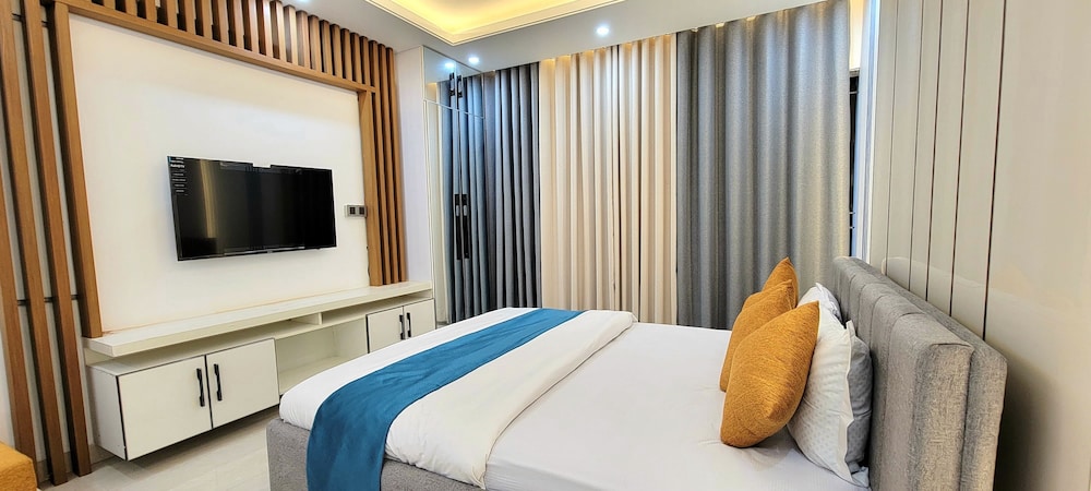 Luxurious 3-bhk Highly Secured & Close to Airport