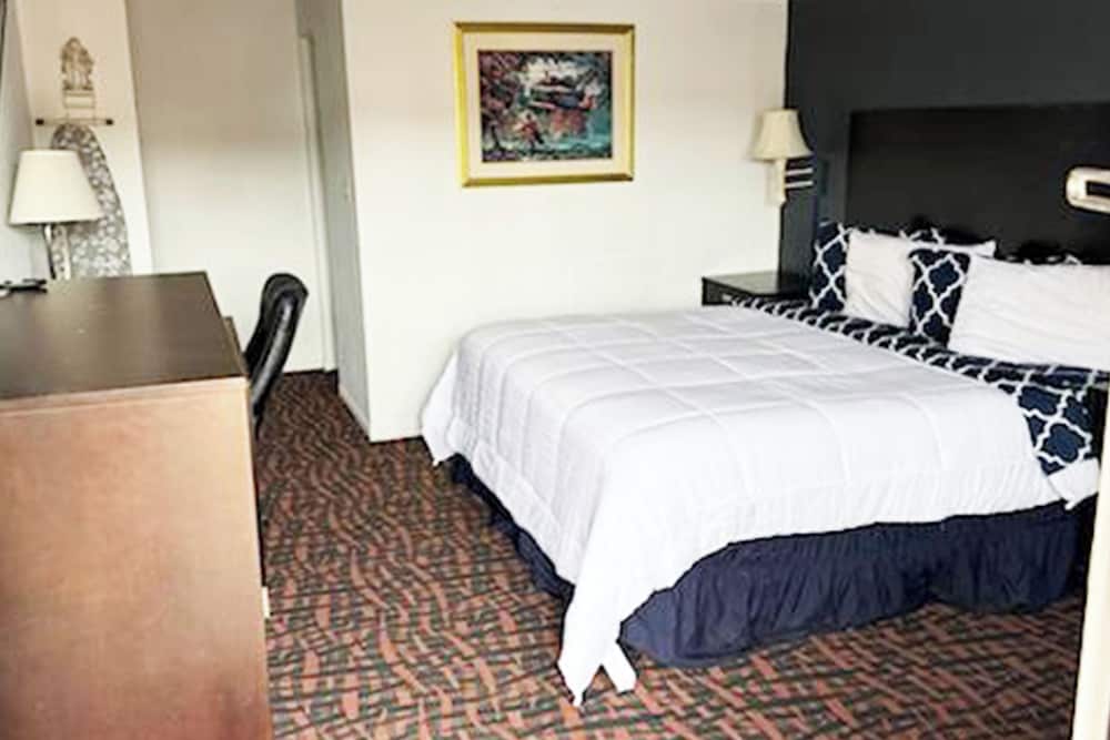 Hutchinson Vacations - Sky-Palace Inn  Suites Hutchinson - Property Image 11