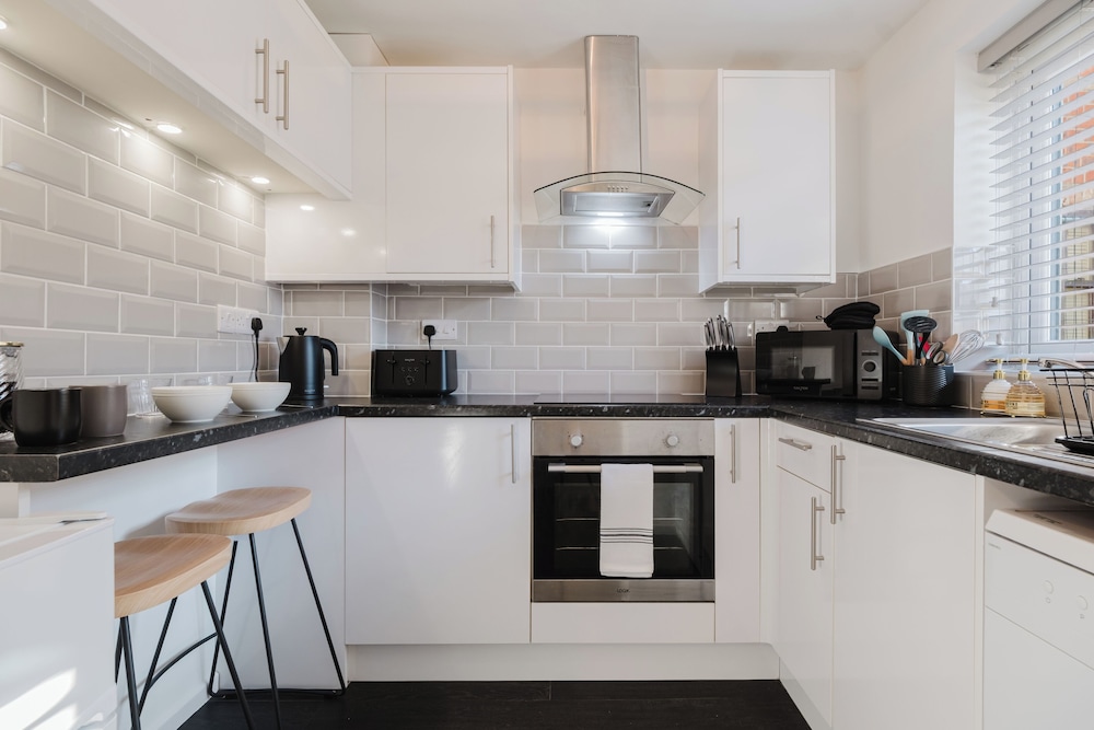 Corner House - Bright 2BD in Cheltenham