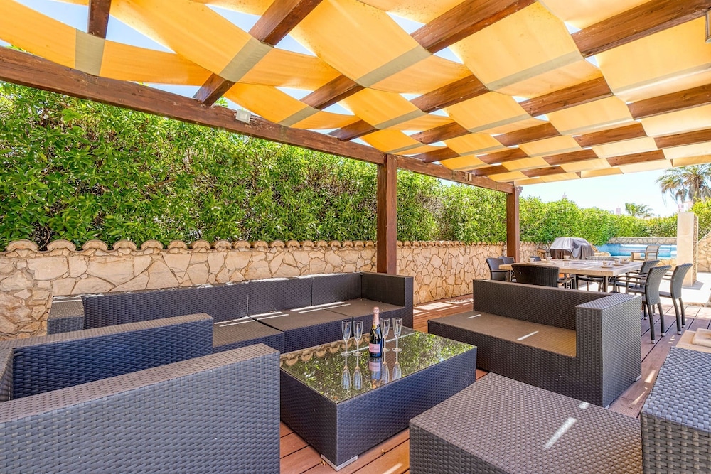 Golfinhos Magnificent Spacious 5 Bedroom Villa