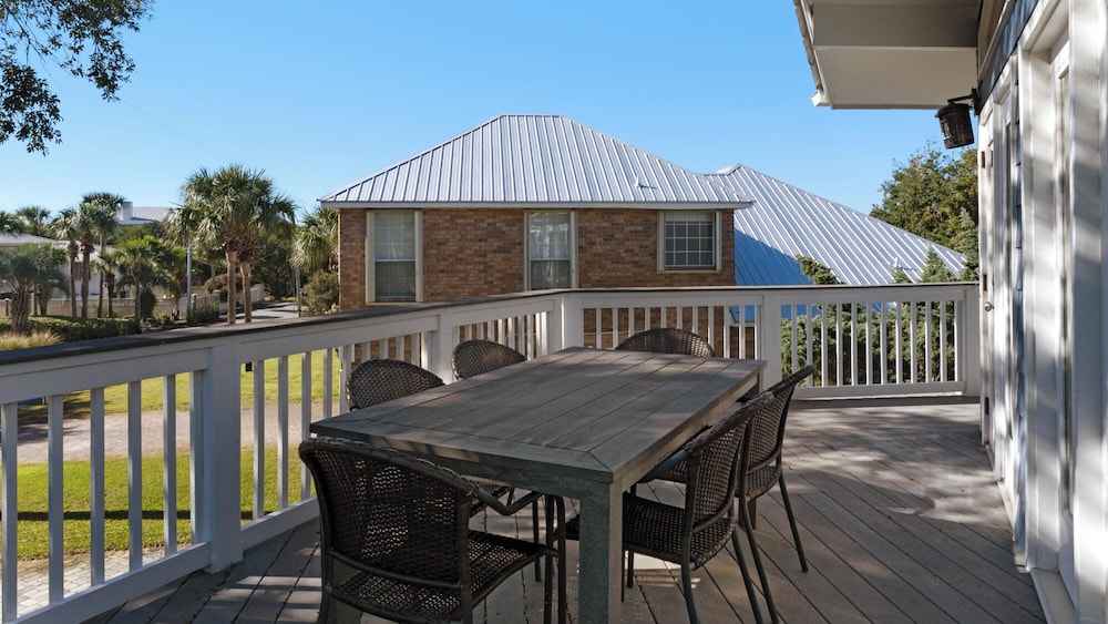 Your Ideal Beach Getaway With Private Pool, Game Room and Close to Beach!