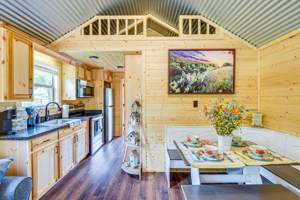 Rustic Texas Getaway w/ Grill on 30 Acres