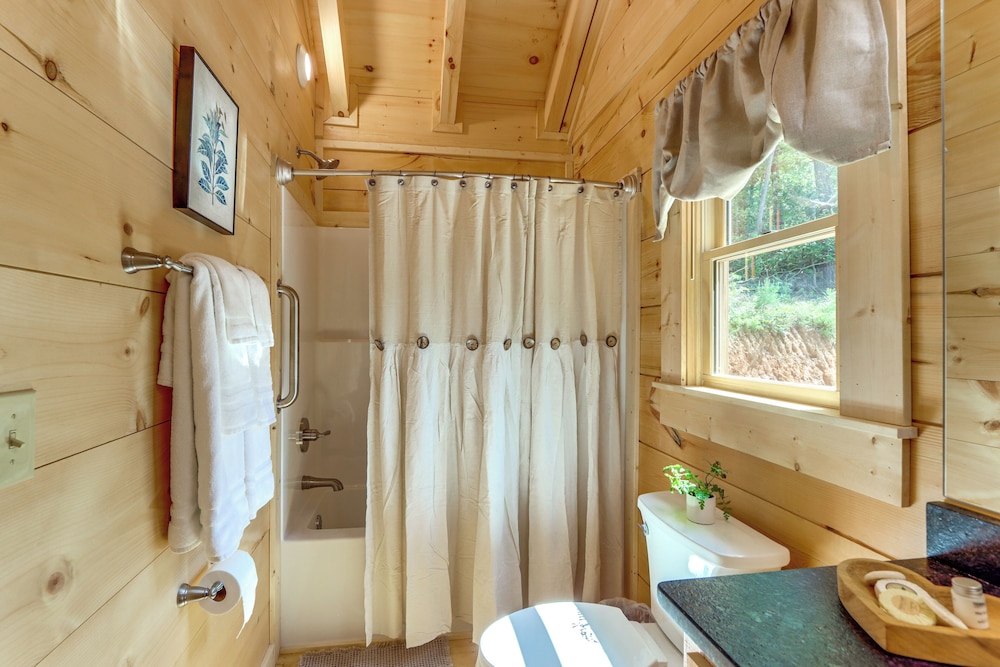 4 Mi to Fall Branch Falls: Peaceful Cabin w/ Deck