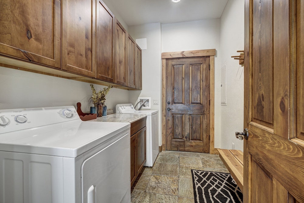 Private Townhome Close To Ski Back And Hot Tub 3 Bedroom Townhouse