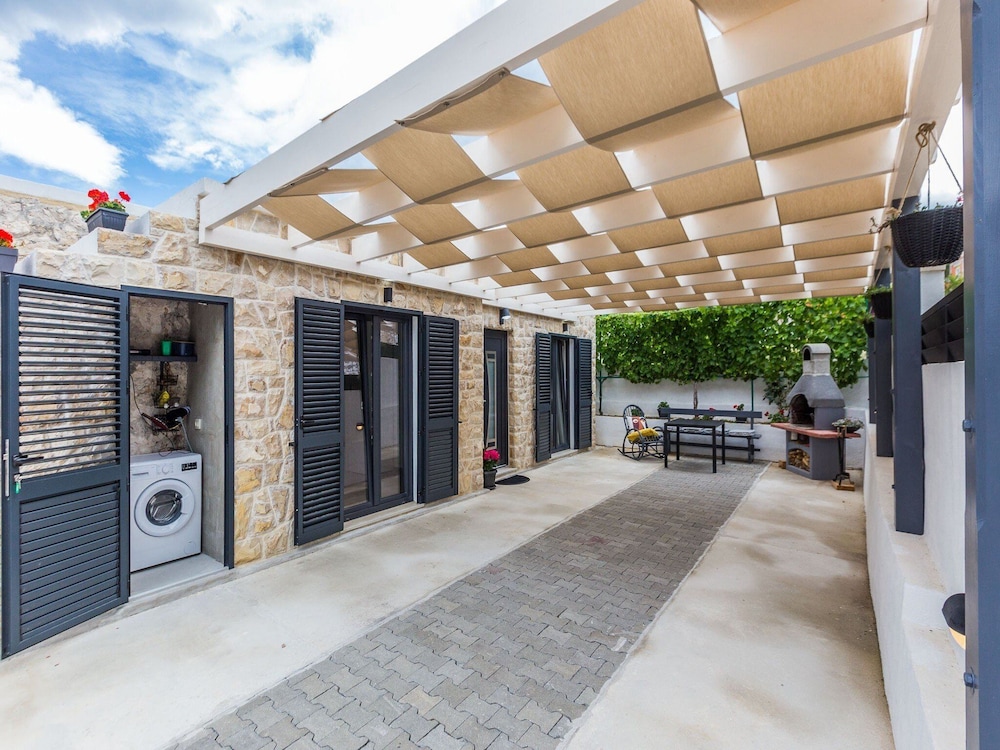 Charming Retreat With Lush Garden, BBQ & Sunlit Terrace Near Bibinje Beaches
