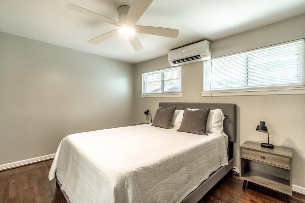 Stylish 1BR Urban Retreat