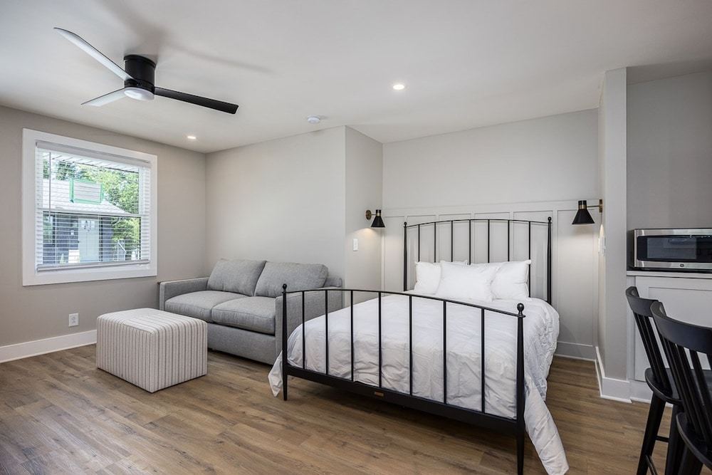 The Nomad 64-person Hillsboro Village Retreat Studio 1BR Spaces