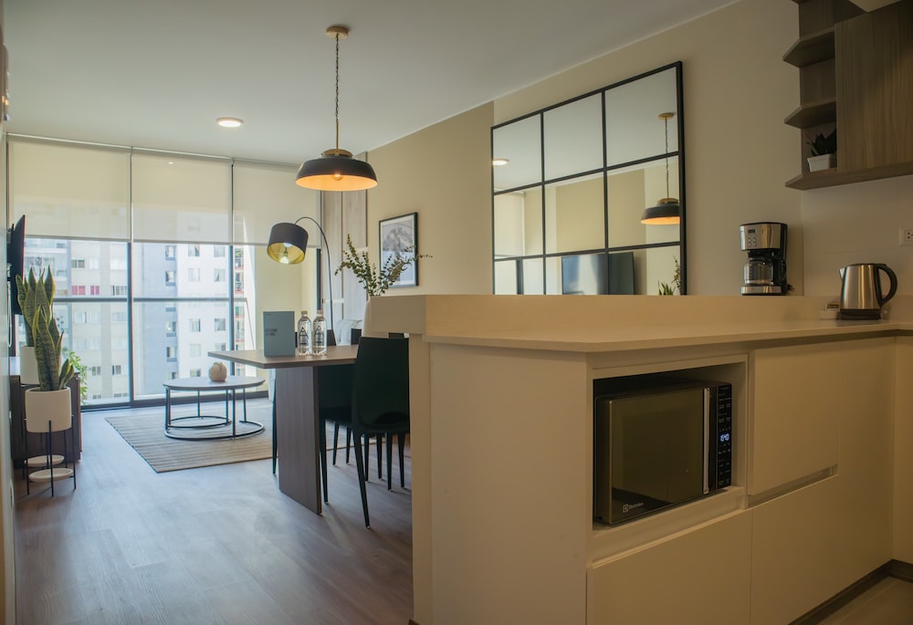 w Striking 1BR w Perfect Balcony Near Kennedy Park