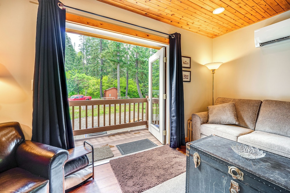 Deck & Fire Pit: Yakima River Retreat in Cle Elum