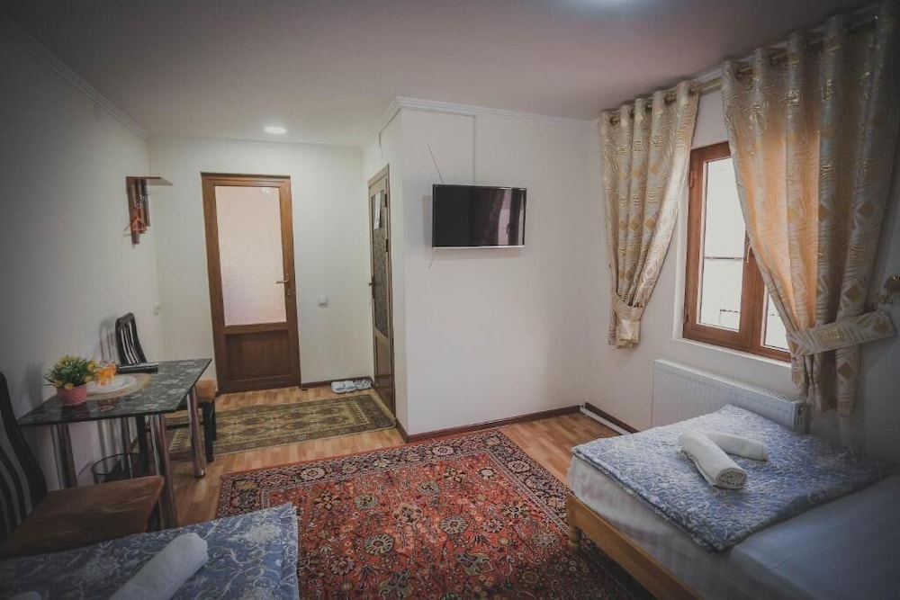 Family Guest House Parivash