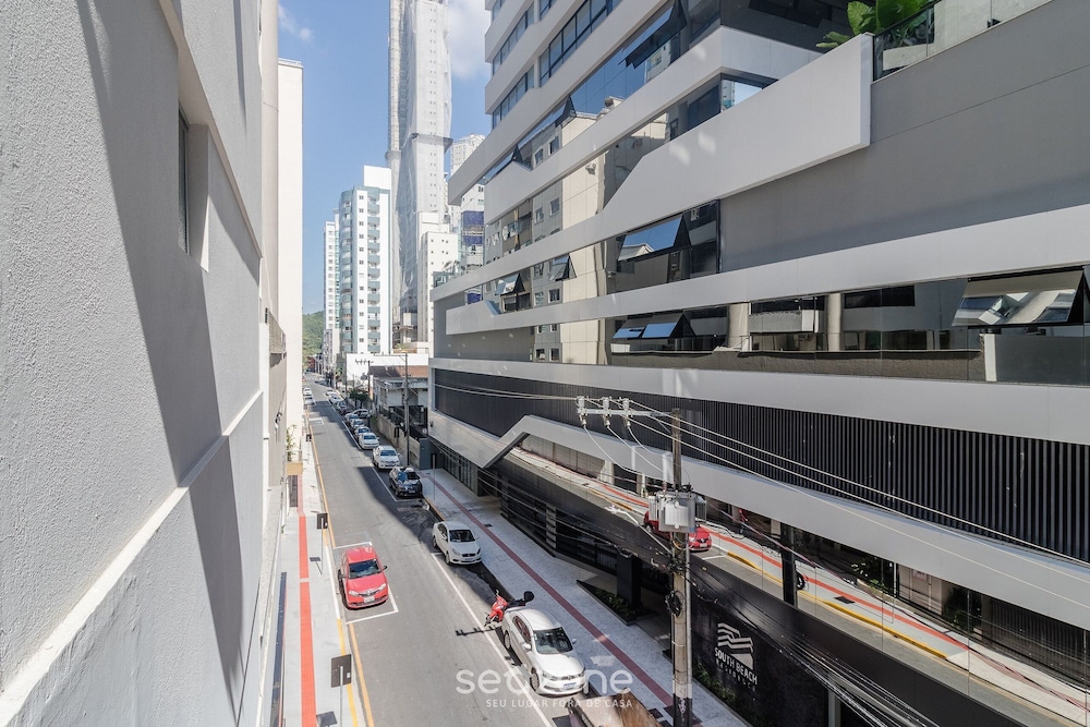 Full 2-bed Apt 80m From the Beach in BC